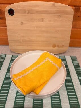 HelloFresh x Alison Brie Supper Club Kit CB2 Plates Geometry Stripe Placemats